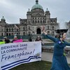 Des francophones et francophiles devant l'assemblée législative à Victoria, le jeudi 9 mars, journée de la proclamation de la francophonie en Colombie-Britannique.