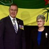 La Fransaskoise Alice Gaudet à côté du lieutenant-gouverneur de la Saskatchewan, Russ Mirasty.