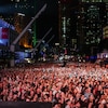 Une foule à l'extérieur sur la place des Festivals.