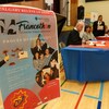 Une affiche du Francothon dans un gymnase.