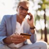 Un homme donne son numéro de carte de crédit par téléphone.