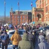 Environ 400 personnes se sont rassemblées devant l'hôtel de ville de Fredericton.