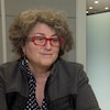 Frédérique Baudemont parle en entrevue assise dans un studio.