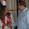 Chrystia Freeland serre la main de Bruno Rodriguez.