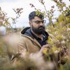 Sajan Mandair est photographié avec sa récolte de baies à Mandair Farms, à Abbotsford, en Colombie-Britannique, le jeudi 12 mai 2022. 
