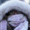 Une personne marche dehors par temps froid.
