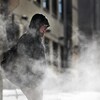 Un homme marche dans la rue par grand froid.