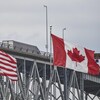 Un camion franchit la frontière canadienne à Sarnia, en Ontario. Il circule sur le pont Bluewater.