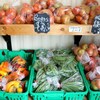 Des fruits et légumes frais dans un marché.