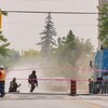 Des pompiers et des travailleurs à proximité de l'hôpital Michael Garron.