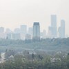 Les immeubles du centre-ville d'Edmonton sous un voile de fumée.