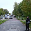Un agent de police surveille le périmètre de sécurité après une fusillade dans une école d'Ivejsk. 