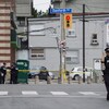 Une policière bloque la circulation sur l'avenue Danforth.