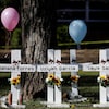 Des croix, sur lesquelles sont accrochés des ballons et des fleurs, portent les noms de victimes de la fusillade perpétrée à l'école primaire Robb.