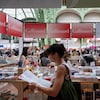 Des livres sont installés sur des présentoirs.