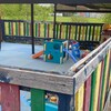 Une cours extérieure de garderie avec des jeux pour enfants. 