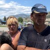 Debbie Houghtaling et Garth Gorrel assis sur des rochers au bord d'une route à Kelowna.