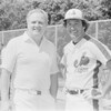 Raymond Lebrun et Gary Carter sont debout l'un à côté de l'autre sur un terrain de baseball.