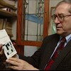Gaston Miron, chez lui devant sa bibliothèque, tient son recueil traduit en anglais « Counterpanes »