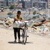 Un enfant palestinien pousse à Gaza.