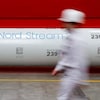 Le logo du projet de gazoduc Nord Stream 2 est vu sur un tuyau à l'usine de laminage de tuyaux de Chelyabinsk appartenant au groupe ChelPipe à Chelyabinsk, en Russie.