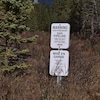 Une affiche annonce le passage d'un gazoduc exploité par la compagnie ATCO sur un terrain boisé, près de Jasper, dans l'Ouest canadien.