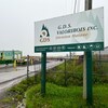 Panneau à l'entrée de l'usine.