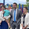 Geneviève Guilbaut, Mathieu Lacombe et Joëlle Boutin dans une aire de jeux pour enfants extérieure en été.