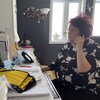 Une dame parle au téléphone dans un bureau.