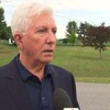 Gilles Duceppe devant un terrain gazonné.