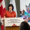 La ministre des Langues officielles, Ginette Petitpas Taylor, en conférence de presse à Vancouver le 25 mai 2022.