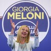 Mme Meloni applaudit pendant un rassemblement partisan.