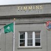 Le drapeau GISH flotte devant l'hôtel de ville de Timmins.