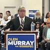 Glen Murray, dans son bureau de campagne électorale à Winnipeg, le 29 septembre 2022, avec des partisans.