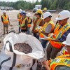 Des membres de la Première Nation des Dénés Couteaux-Jaunes étudient le produit du projet Nechalacho, de la minière Cheetah Resources, près de Yellowknife, aux Territoires du Nord-Ouest, le 21 juillet 2021.