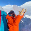 Bradley Markle, un professeur associé en sciences géologiques à l'Université du Colorado à Boulder, tient une carotte de glace prélevée sur le mont Logan, au Yukon, lors d'une expédition au début du mois de mai 2022.