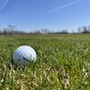 Balle de golf sur un terrain de golf au club d'Oakwood, à Sainte-Anne, au Manitoba. 