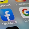 Les logos de Facebook et de Google sont affichés sur un téléphone intelligent. 
