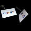 Le logo de Google est affiché sur trois écrans dans différentes positions.