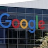 Le logo de Google est inscrit sur des fenêtres du siège social de Google.