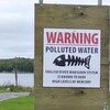 Un panneau qui avise les résidents que la rivière Wabigoon est contaminée au mercure.