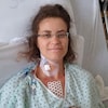 Montage photo : à gauche, Gratianne après l'opération sur son lit d'hôpital, et à droite, en train de nager.