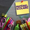 Photo de matériels scolaires, dont une calculatrice et des crayons. 