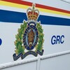 Armoiries sur un véhicule de la Gendarmerie royale du Canada.