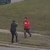 Un policier pointe son arme vers un homme.
