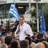 Kyriakos Mitsotakis parle au centre d'une foule de partisans.
