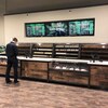 Un client regarde des produits de marijuana pendant qu'il est debout devant un comptoir de la boutique Green Earth Cannabis à Calgary