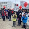 Des professeurs de l'Université Laval et leurs enfants participent à une manifestation sur le campus.