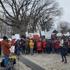 Des manifestants rassemblés devant l’Assemblée nationale écoutent un discours du président de leur syndicat, Louis-Philippe Lampron.
