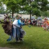 Des personnes en habits traditionnels autochtones dans un parc de Sherbrooke.